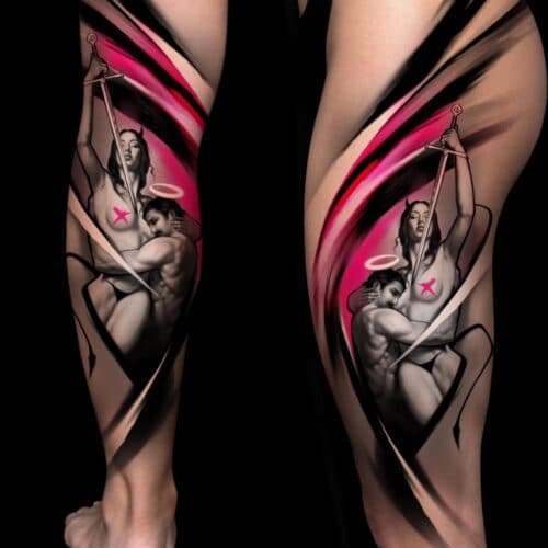 Realistische tattoo van een man en vrouw met zwaard en halo's op het been.