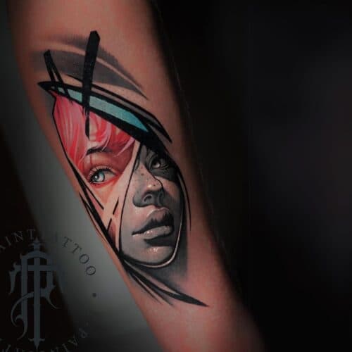 Realistisch portret met abstracte, grafische elementen en roze haar.