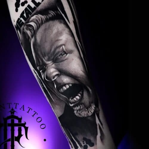 Realistisch portret van James Hetfield (Metallica) op onderarm.