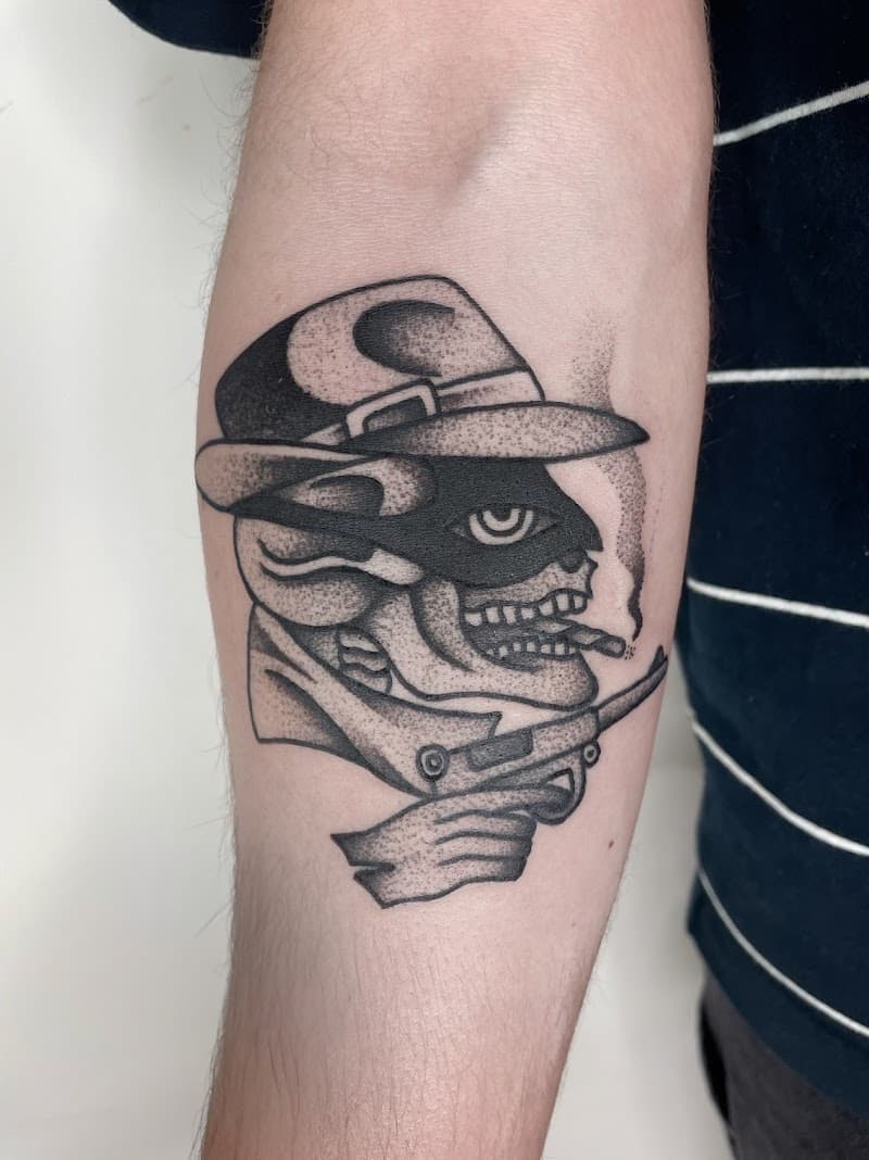 Blackwork tattoo van een schedel met hoed, masker, sigaar en pistool.