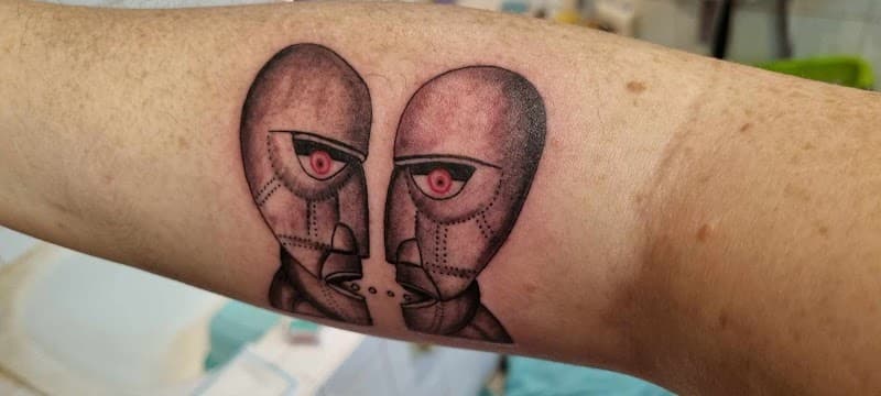Pink Floyd 'The Division Bell' albumhoes tattoo op onderarm.
