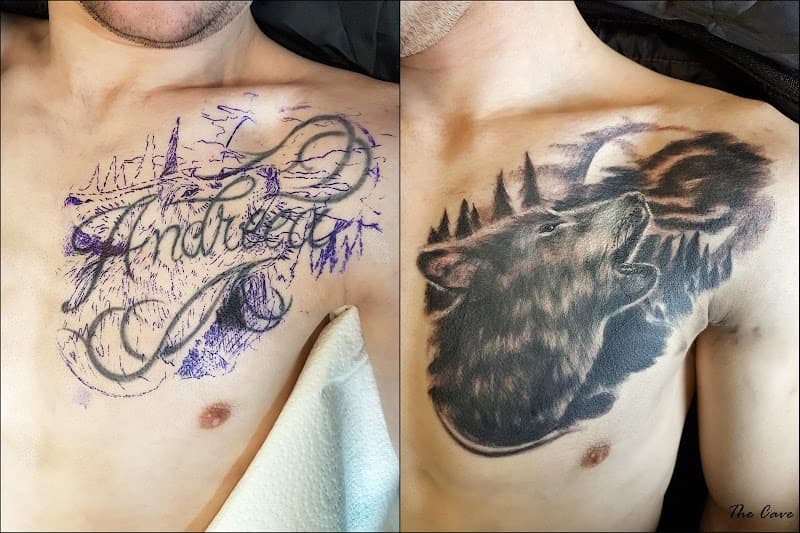 Cover-up tattoo van een huilende wolf in een bos op de borst.