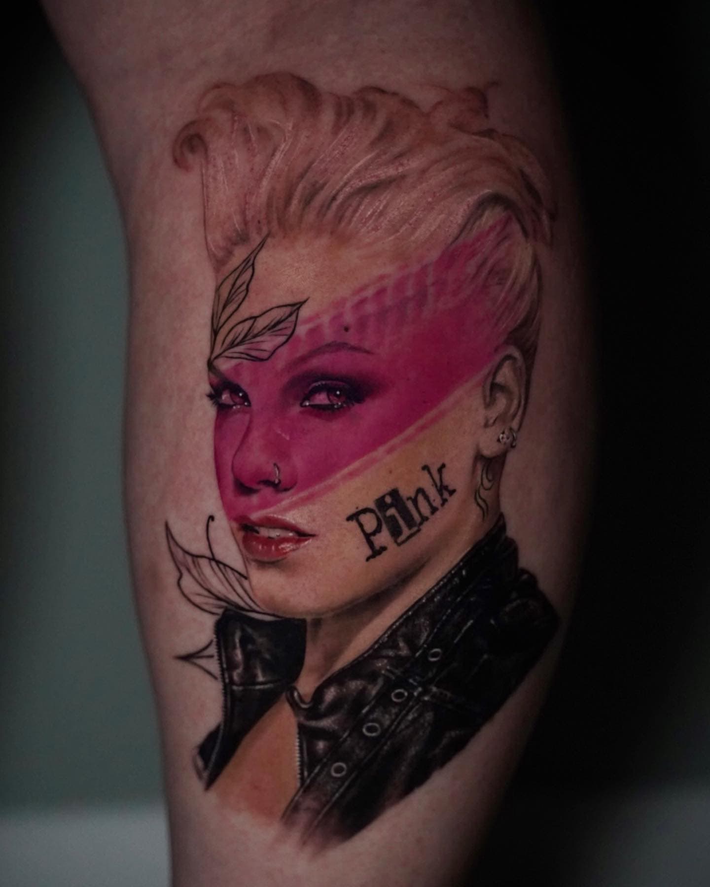 Realistisch portret van zangeres Pink met roze verfstreep.