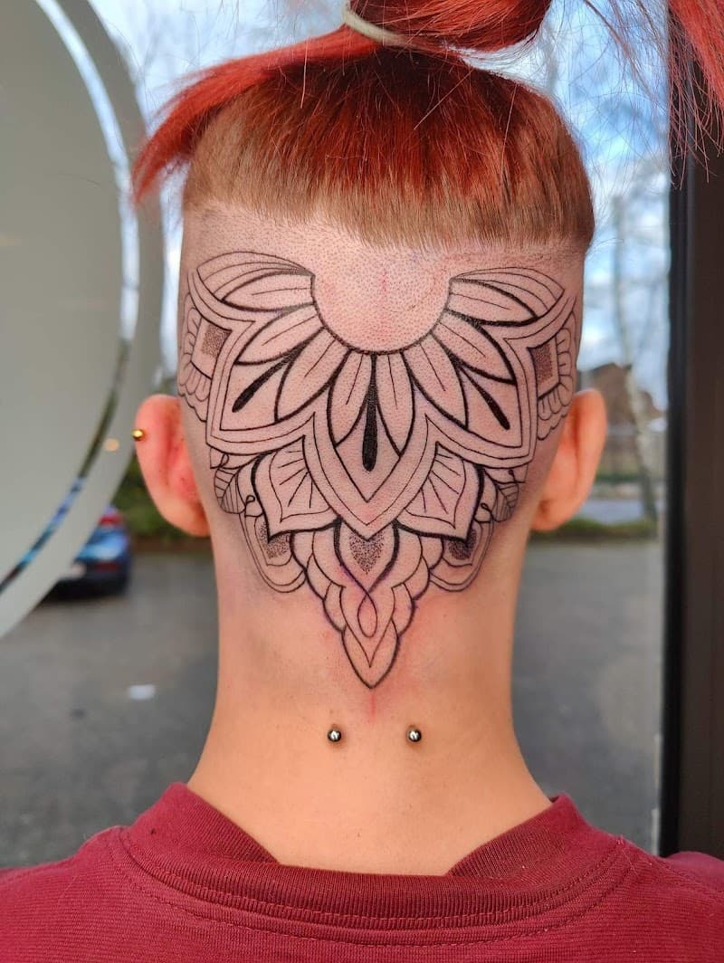 Ornamental mandala tattoo op achterhoofd en nek met dotwork.