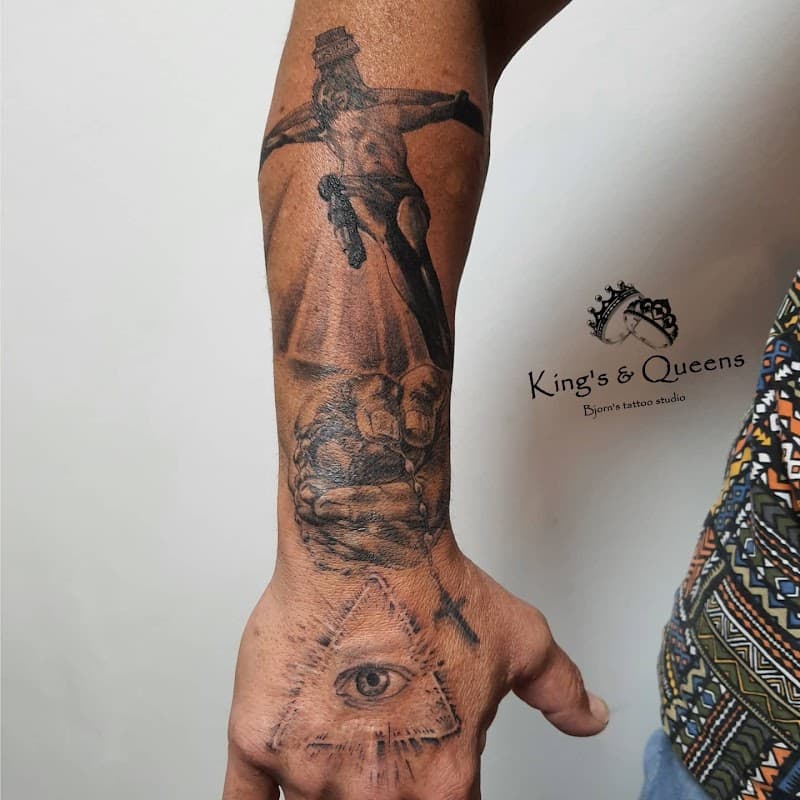 Realistische zwart-wit tattoo van Jezus, biddende handen en alziend oog.