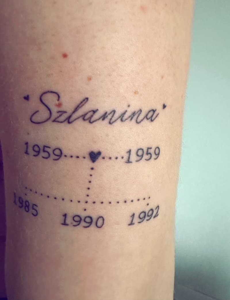 Fineline tattoo met de naam 'Szlanina', jaartallen en hartjes.
