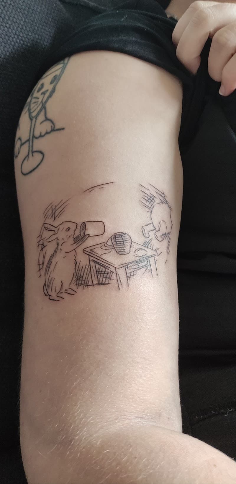 Fineline tattoo van Winnie de Poeh en Konijn aan tafel.