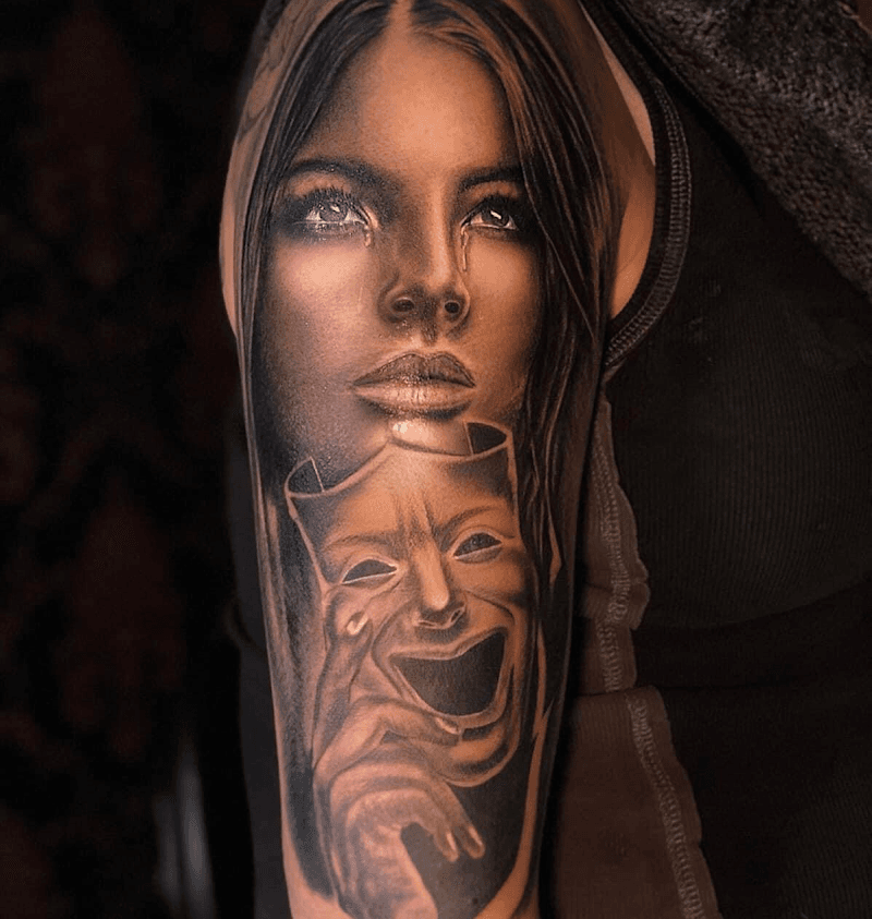 Realistisch portret van een vrouw met een lachend masker.