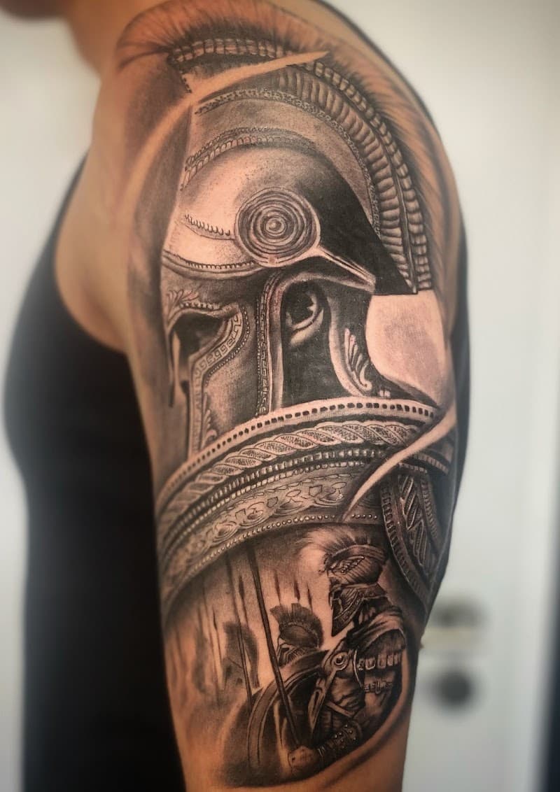 Realistische Spartaanse krijger met helm op bovenarm.