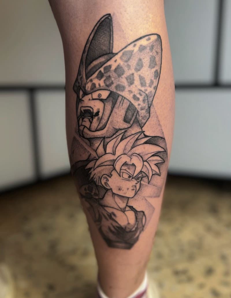 Zwart-wit tattoo van Gohan en Cell uit Dragon Ball Z op het onderbeen.
