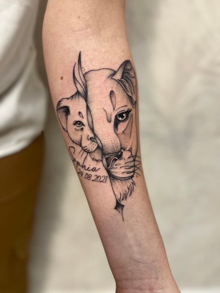 Leeuwin en welpje met naam Sophia en datum 24.08.2021.