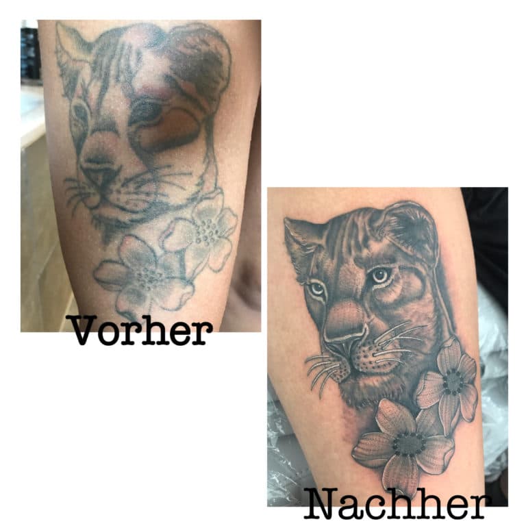 Realistische zwart-wit cover-up tattoo van een leeuwin en bloemen.