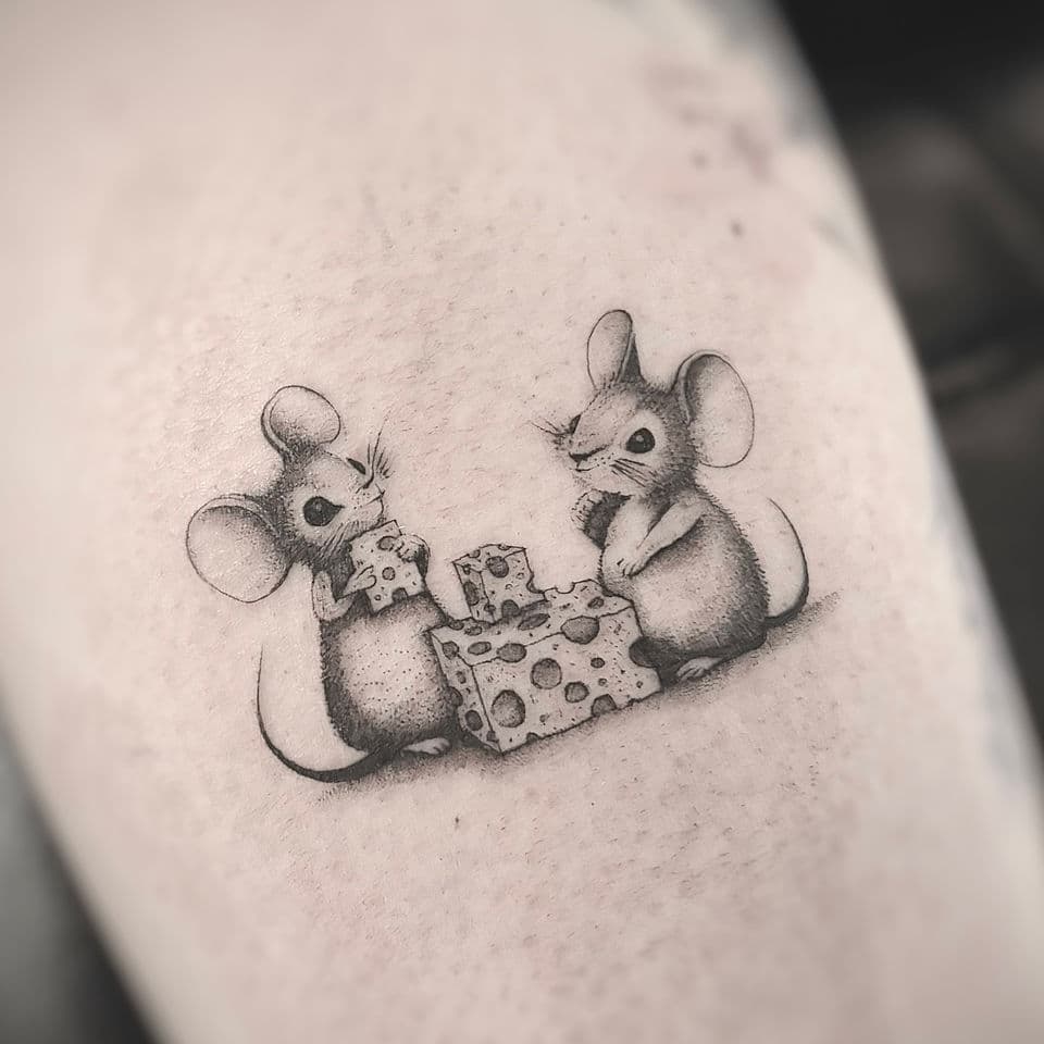 Illustratieve tattoo van twee muizen die kaas eten.