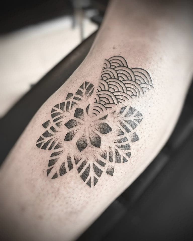 Geometrische dotwork bloem met Japanse golven op onderbeen.