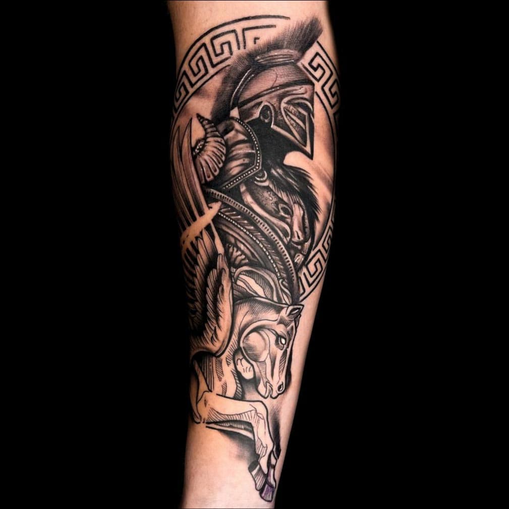 Zwart-wit tattoo van Spartaanse krijger op Pegasus met Grieks kader.