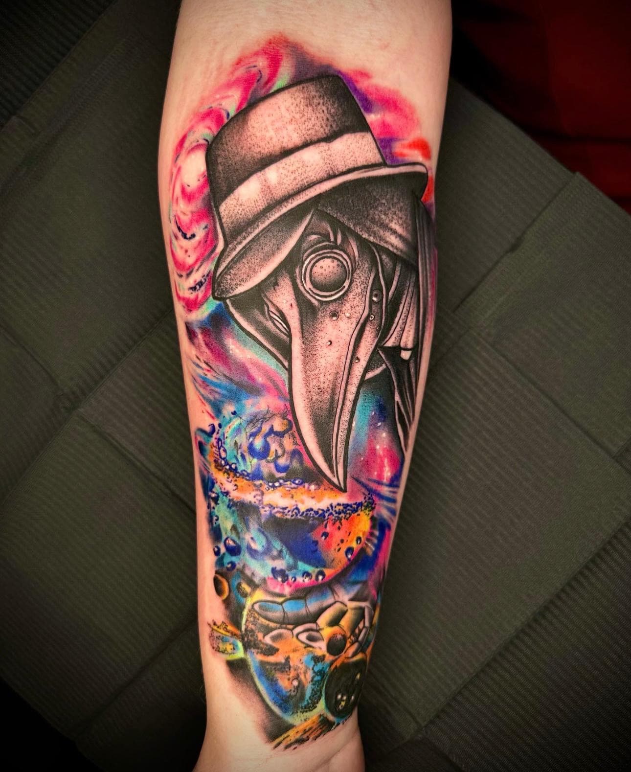 Pestdokter met hoed in blackwork en kleurrijke watercolor achtergrond.