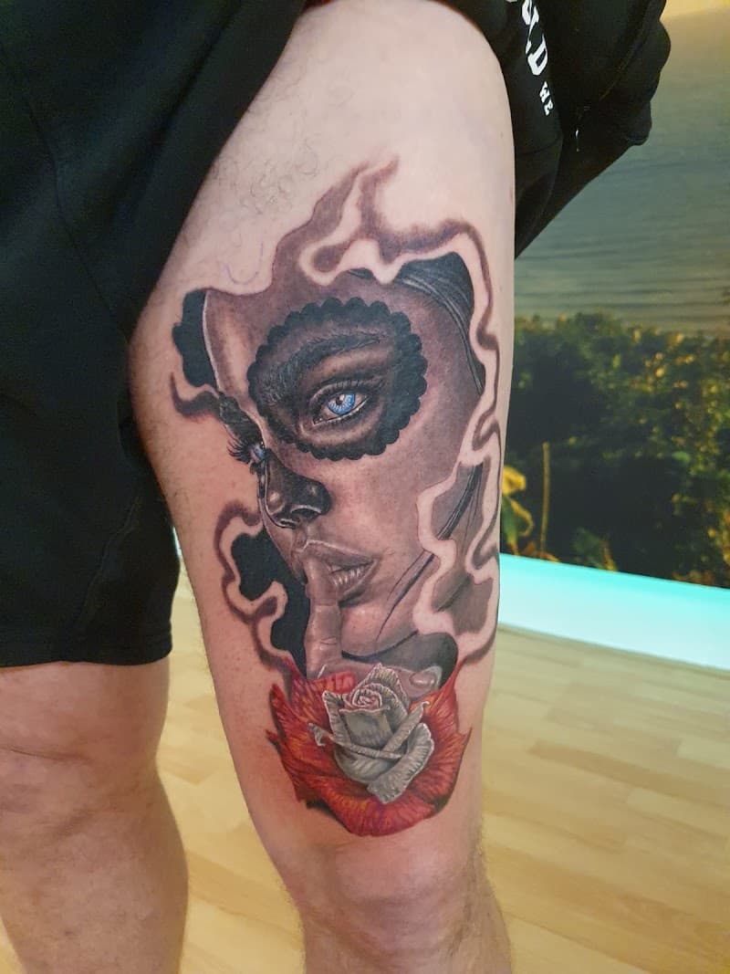 Realistisch portret van een vrouw met een 'shhh' gebaar en een roos, in rook.