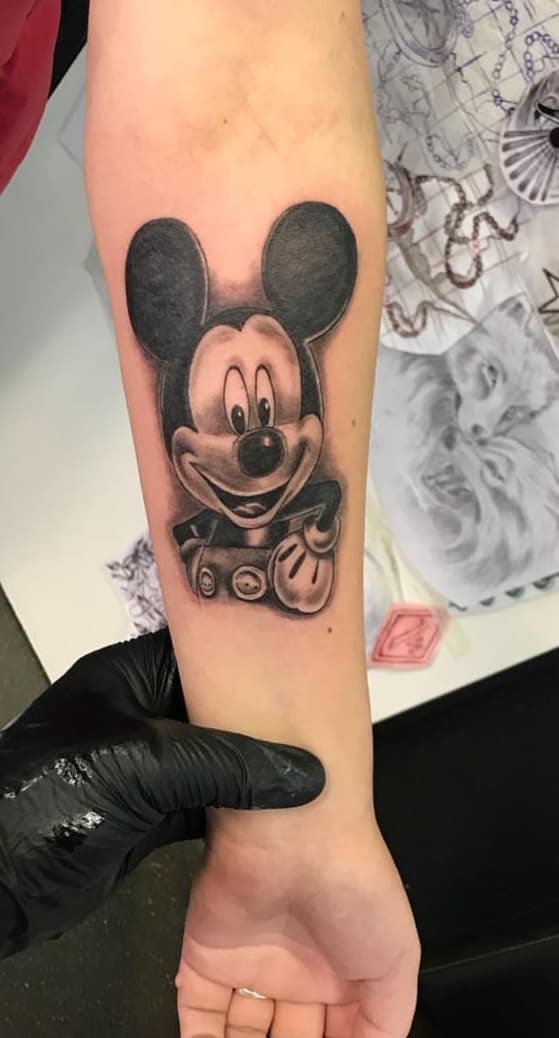 Zwart-wit Mickey Mouse portret op onderarm.
