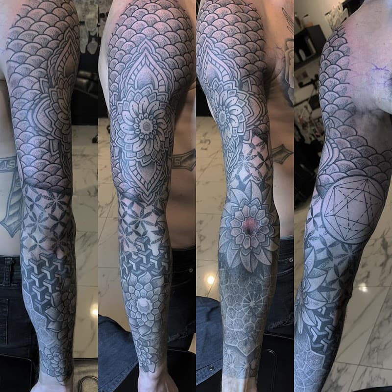 Geometrische dotwork sleeve met mandala's en patronen.