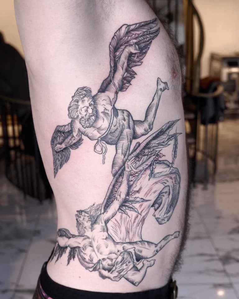 Zwart-wit gravure tattoo van de val van Icarus en Daedalus op de ribben.