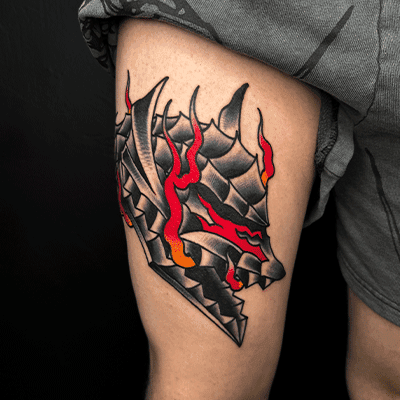 Berserk Berserker armor helm tattoo op bovenbeen.
