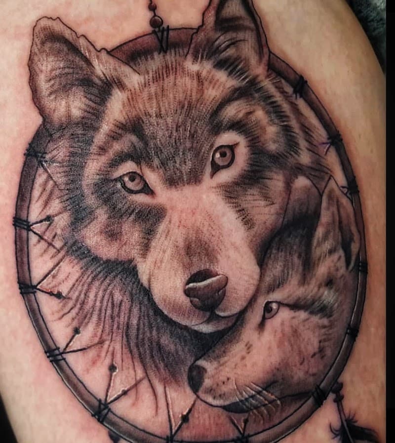 Realistische wolf en welp in dromenvanger op bovenarm.