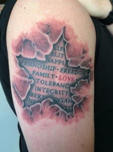 Stervormige scheur in huid met woorden als 'Family', 'Love', 'Freedom'.