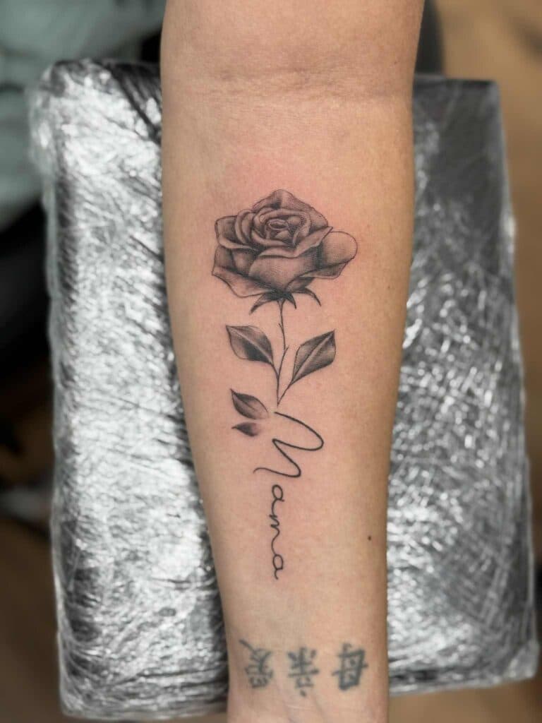 Zwart-wit roos met 'Mama' in sierlijk schrift en Chinese tekens eronder.