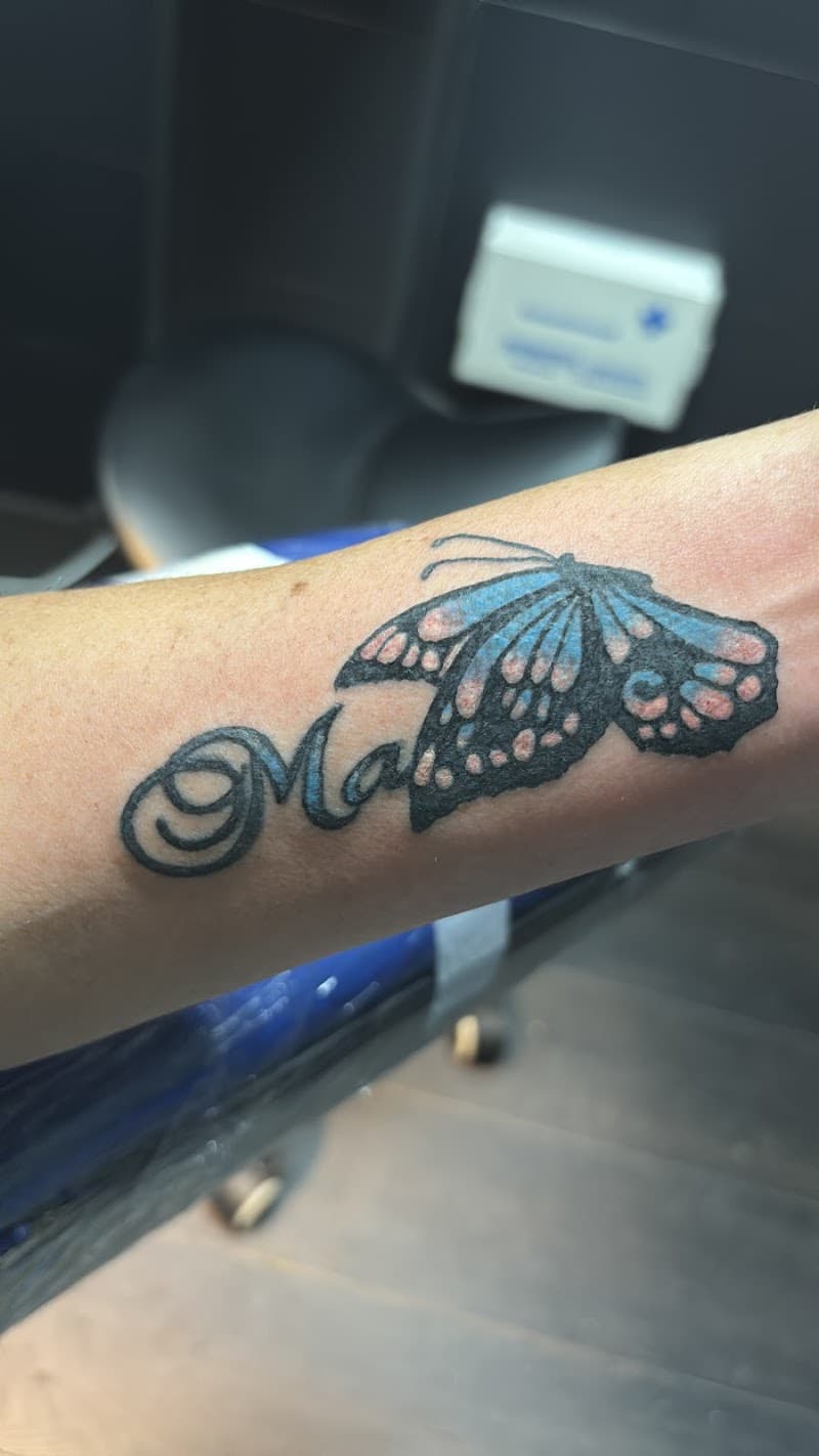 Vlinder met blauwe en roze vleugels en het woord 'Ma' in sierletters.