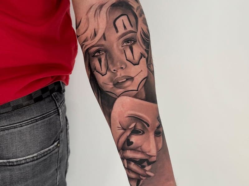 Realistisch portret van een vrouw met clownsmake-up en een Guy Fawkes masker.