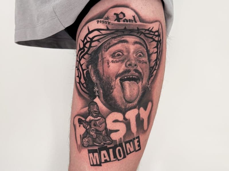 Realistisch portret van Post Malone met cartoon en tekst op bovenbeen.