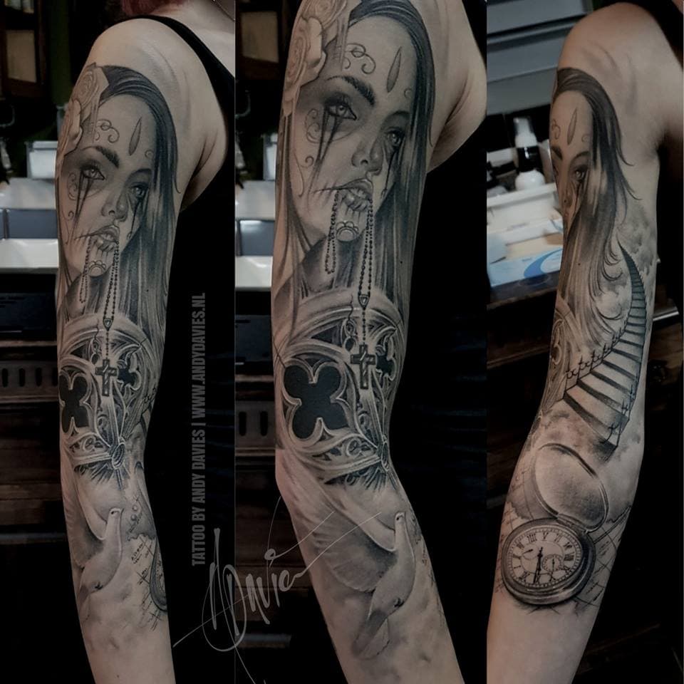 Zwart-wit sleeve met vrouw, rozenkrans, duif en klok.
