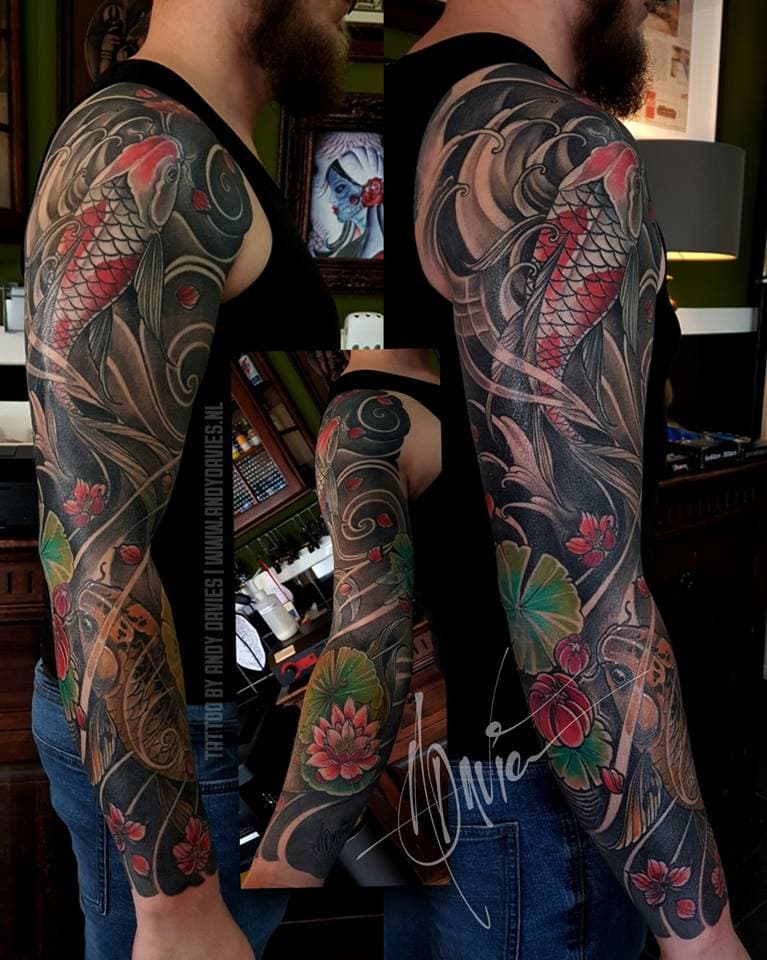 Japanse koi en lotus sleeve tattoo in kleur en zwart-grijs.