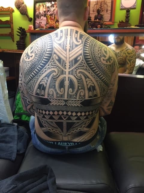 Grote Polynesische tribal tattoo over de hele rug.