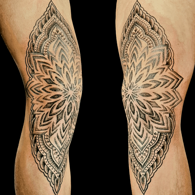 Symmetrische mandala tattoos op beide knieën in dotwork stijl.
