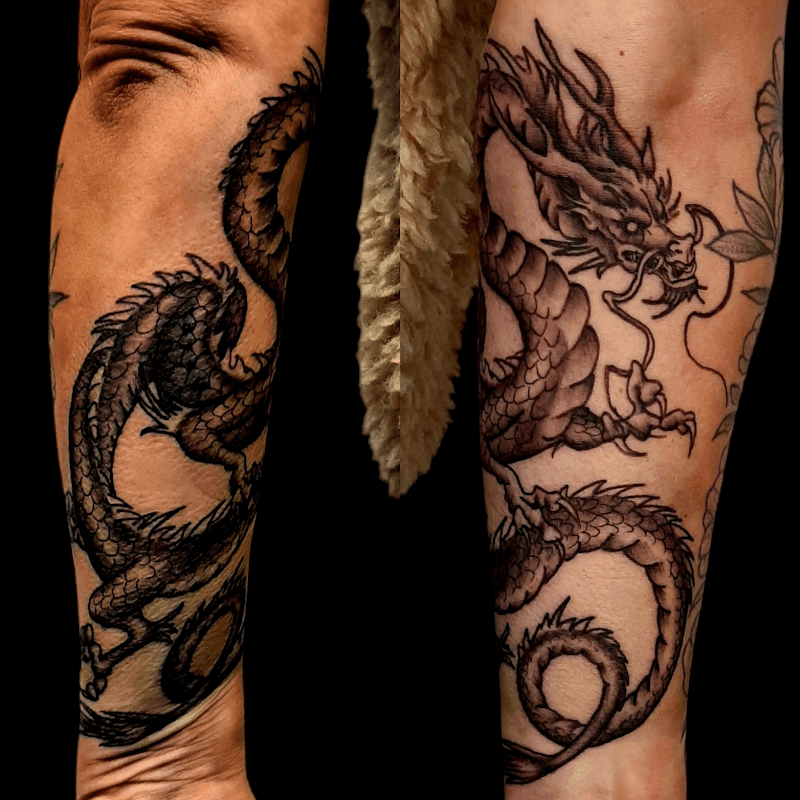 Gedetailleerde zwart-wit draak tattoo op onderarm.