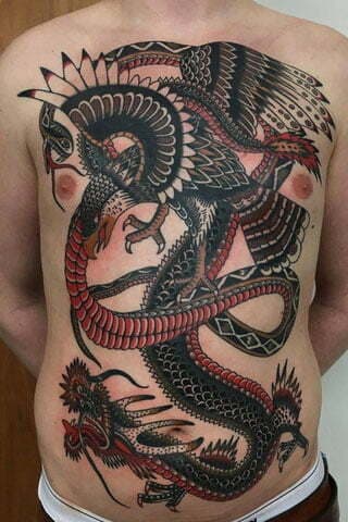 Traditionele tattoo van adelaar, slang en draak op borst en buik.