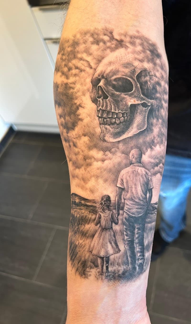 Zwart-wit tattoo van vader en dochter die naar een schedel in de wolken lopen.