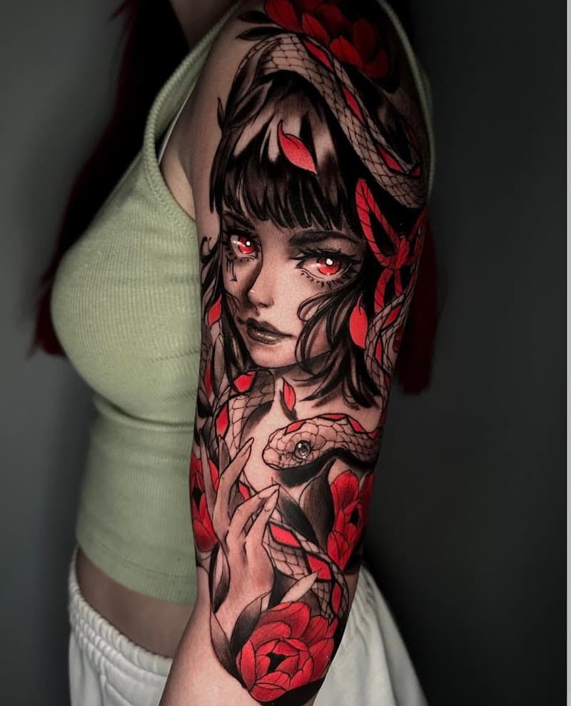 Grote tattoo van een vrouw met slangen en rode bloemen op de bovenarm.