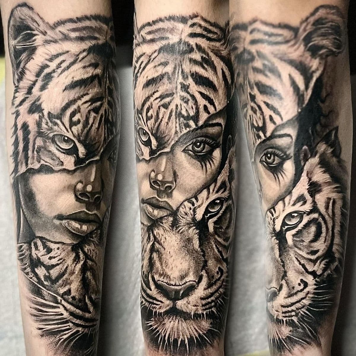 Realistische zwart-wit tattoo van een vrouw met tijger op de onderarm.