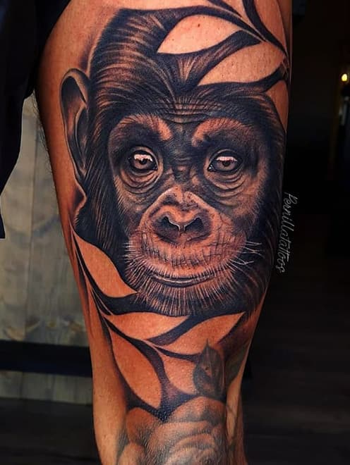 Realistisch portret van een chimpansee op het bovenbeen.