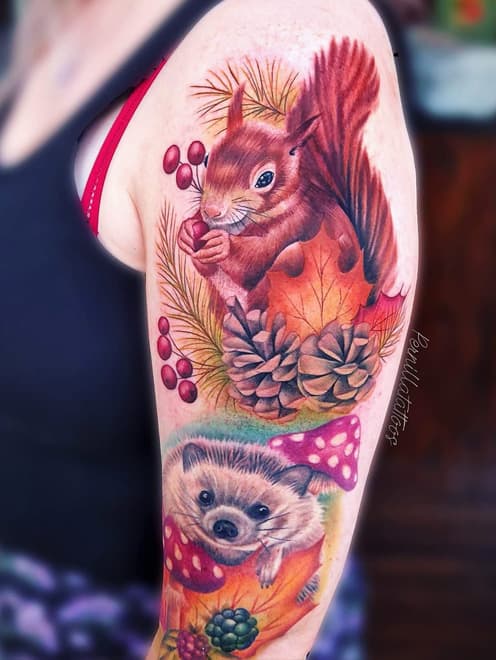 Realistische herfst tattoo met eekhoorn en egel op bovenarm.