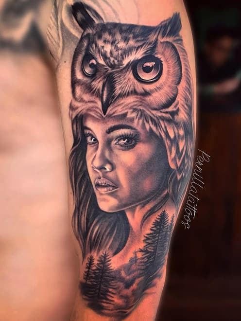 Realistisch portret van een vrouw met een uilenhoofddeksel en boslandschap.