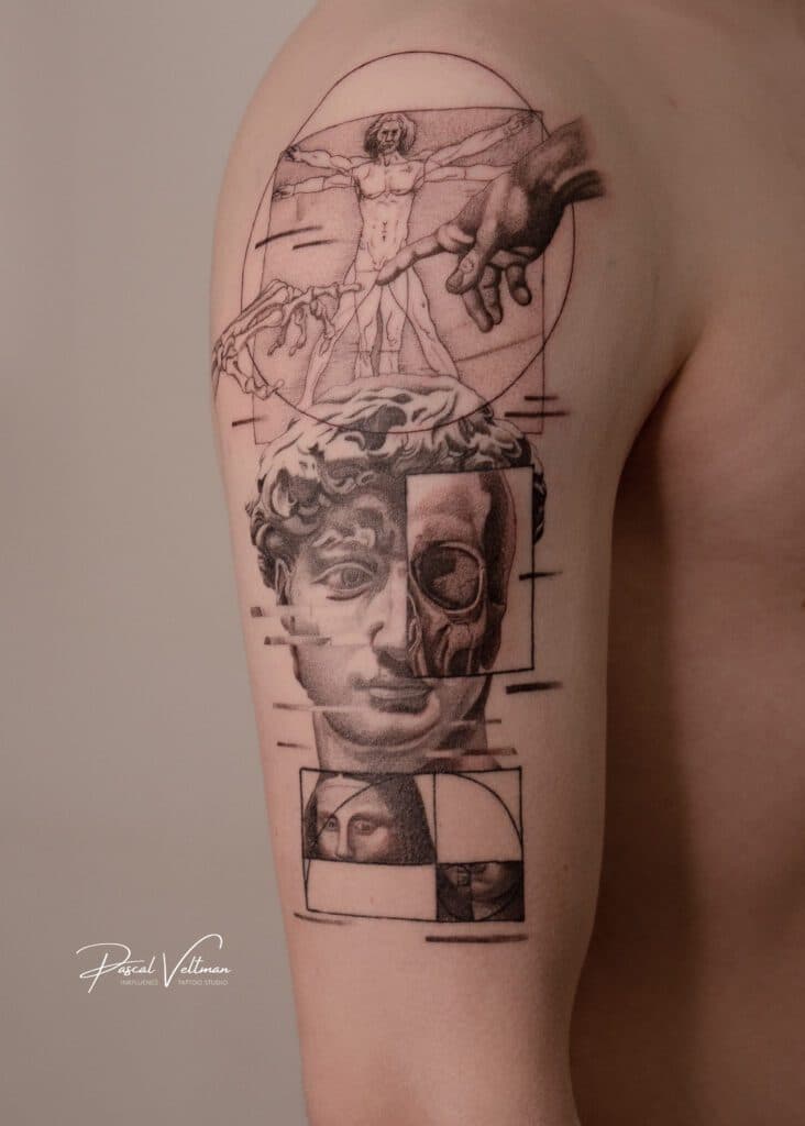 Zwart-grijze tattoo met Vitruviusman, David buste, schedel en Mona Lisa.