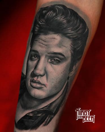 Realistisch portret van Elvis Presley op de onderarm.