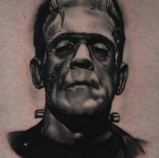 Realistisch portret van Frankenstein's monster in zwart-wit.