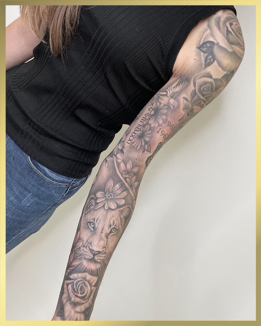 Realistische sleeve met leeuwin, rozen, bloemen en datums.