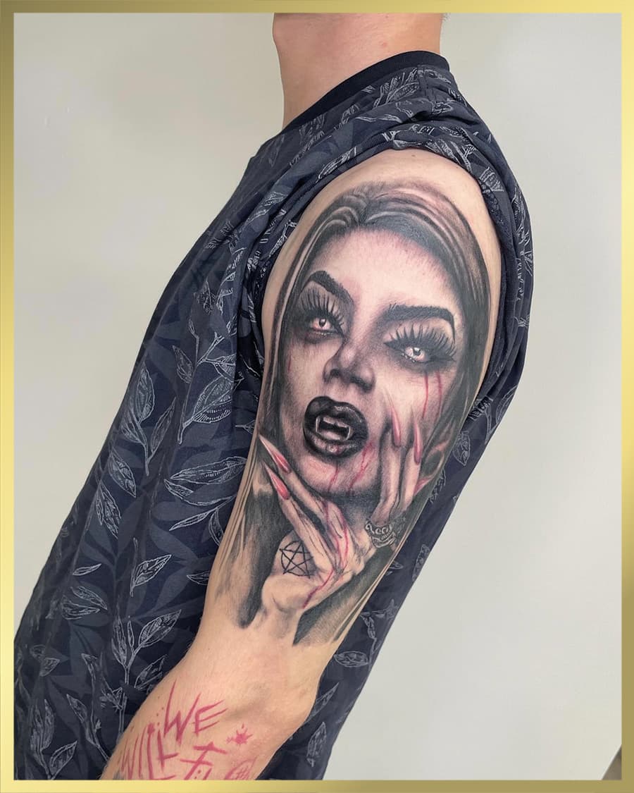 Realistisch portret van een vampier vrouw met bloed en pentagram op de bovenarm.