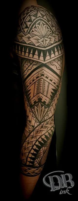 Grote Polynesische tribal sleeve tattoo op de arm.
