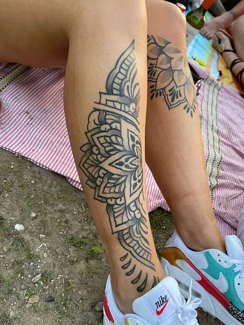 Grote mandala tattoo op onderbeen in dotwork en blackwork stijl.